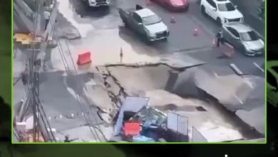 مشهد مروّع من بانكوك.. الطريق انهار فجأة ليبتلع سيارة وعمود كهرباء داخل حفرة بعمق 50 مترا،…