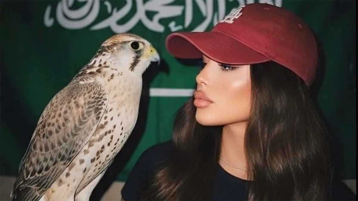 with-falcon-and-movies.-the-wife-of-the-najm-al-nasr-celebrates-the-saudi-nationwide-day-(check)