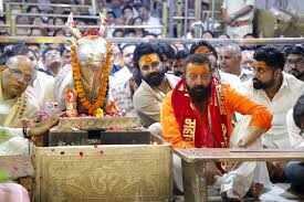“Calling Come and Come Run …” Sanjay Dutt reached baby’s court, a young girl in the temple made an unforgettable anecdote