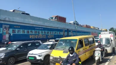 Gurugram -Traffic: Truck damaged near IFFCO Chowk on Delhi -Gurugram Expressway, Long Jam on Expressway -NCR Gurugram Traffic Truck -Discovery causes big jam on Delhi Gurugram Expsway