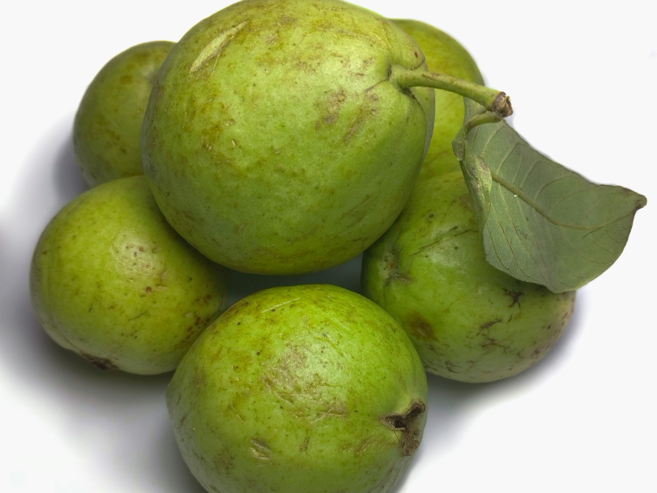 How can you identify sweet and juicy guava?