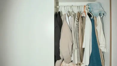 هل تعانين من ظهور بقع صفراء على ملابسكِ بعد التخزين.. لا تقلقي هناك العديد من الحلول المنزلية…
