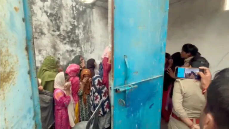 40 girls who are afraid in the toilet of Madrasa in Bahraich, the whole case was also sweaty of the policemen watch viral video