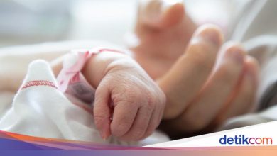 The police hunt the baby in front of the West Jakarta Yatim Foundation