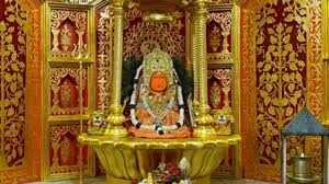 A young man attacked a policeman near Maa Bamleshwari Temple