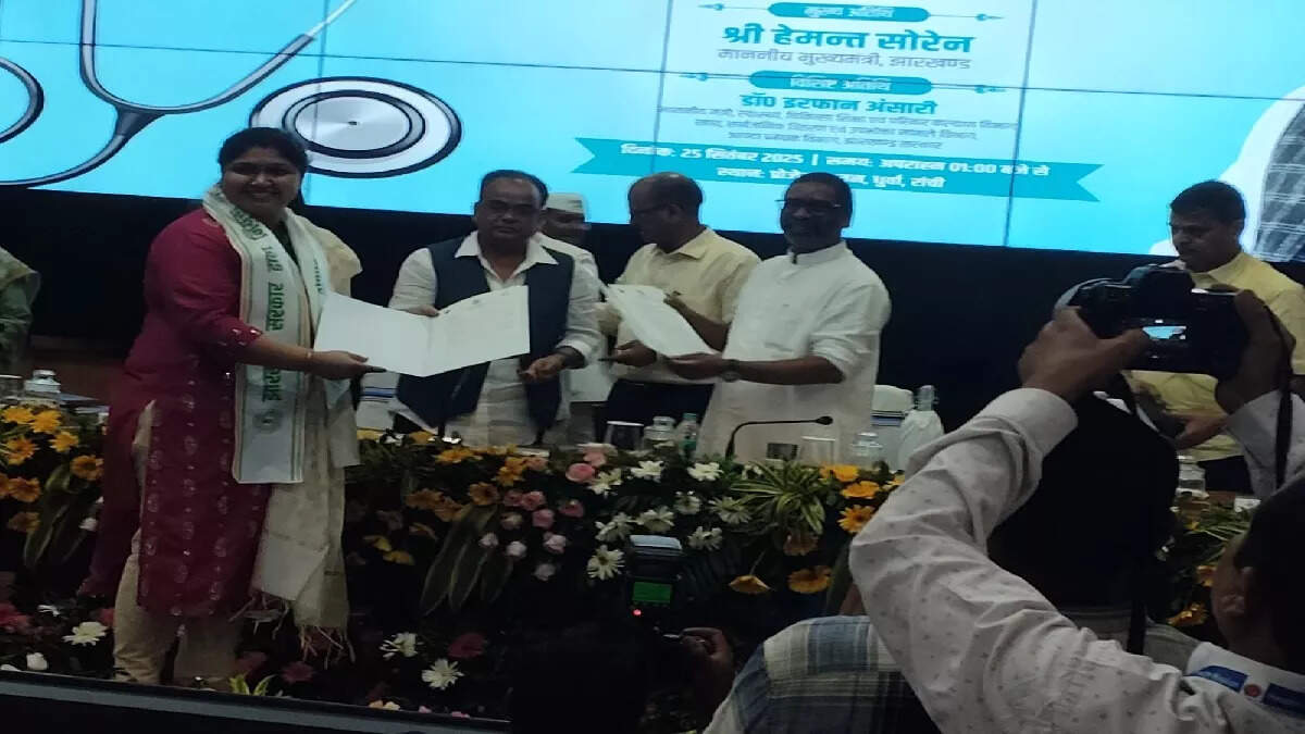 Chief Minister Hemant Soren handed letters of appointment to 160 doctors