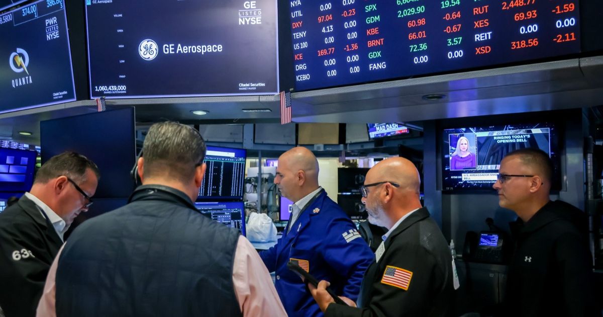 US stocks are declining despite positive economic data