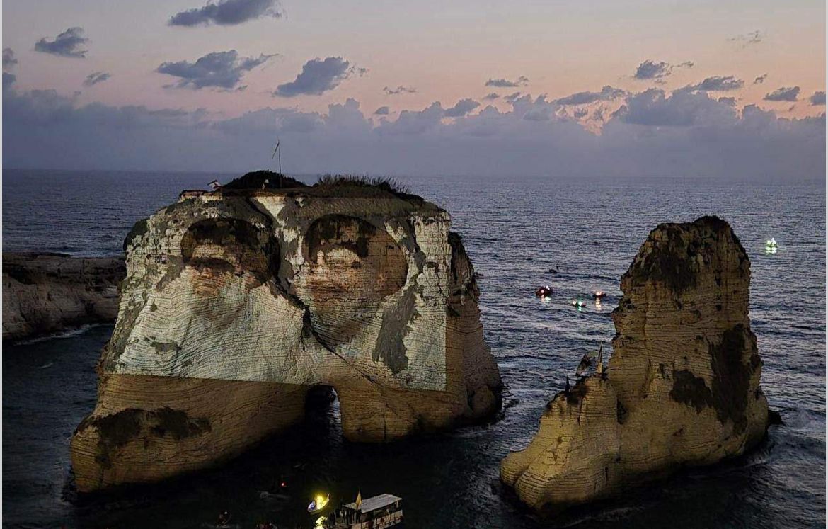 حزب الله يكسر قرار الحكومة بإضاءة صخرة الروشة بصور نصرالله وصفي الدين. للاطلاع على