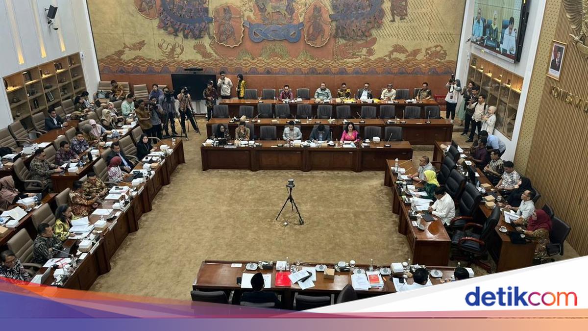 The review of the Bumn Act was agreed to be brought to the compensation to be approved as a law