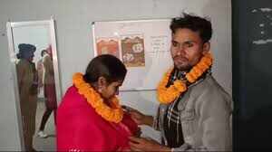 Lover caught with a red hands in the field, villagers are married in temple, video viral