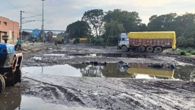 The poor state of the road to railway warehouse in Buxar is the state of traders disturbed