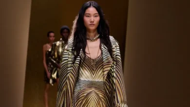 فاوستو بوغليسي يضيء قلب ميلانو بعرض Roberto Cavalli لربيع وصيف 2026 تحت شعار “Gold Obsession”،…