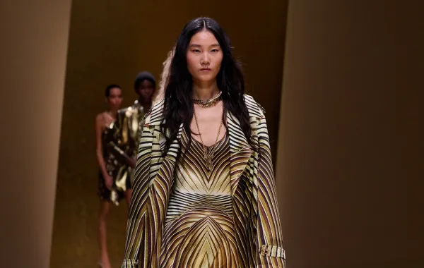 فاوستو بوغليسي يضيء قلب ميلانو بعرض Roberto Cavalli لربيع وصيف 2026 تحت شعار “Gold Obsession”،…