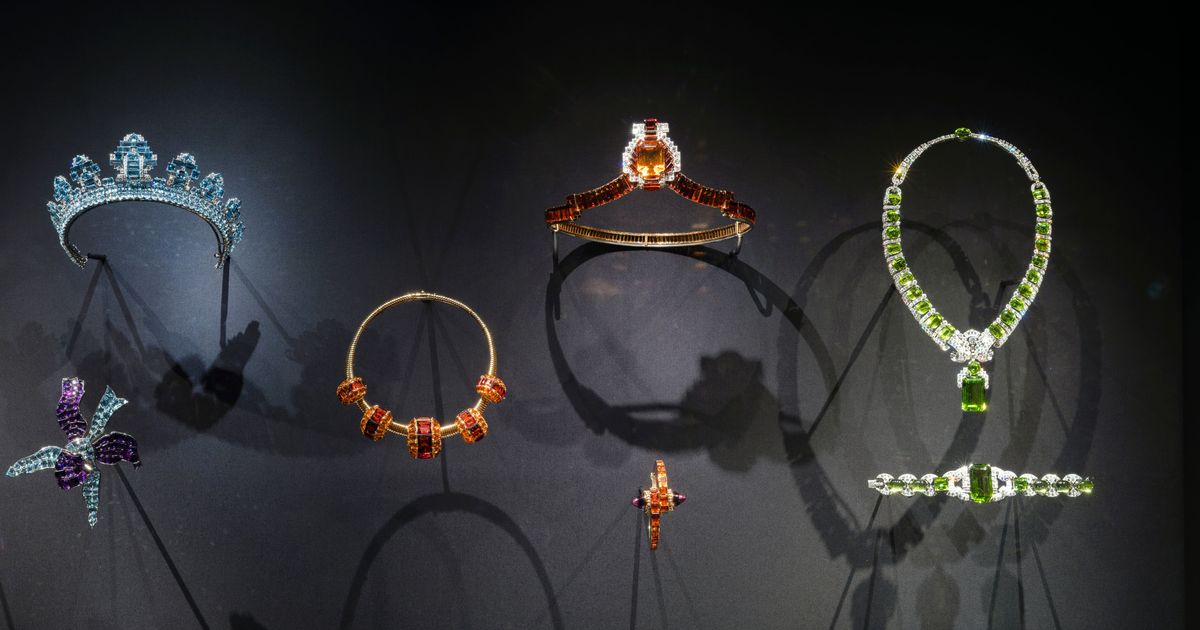 a-contemporary-cartier-exhibition-in-london-showcases-royal-jewels