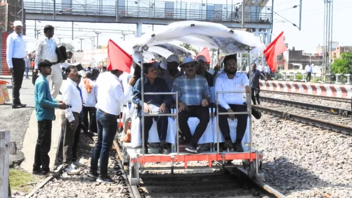 The train ran with a velocity of 100 velocity on Gorakhpur -Dominarh -third line, the railroad block ended -Gorakhpur News Third Railway Line Complete Train Operation Smother