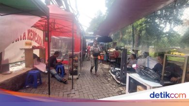Puring Park was not restored after the fire department in July but traders still sell
