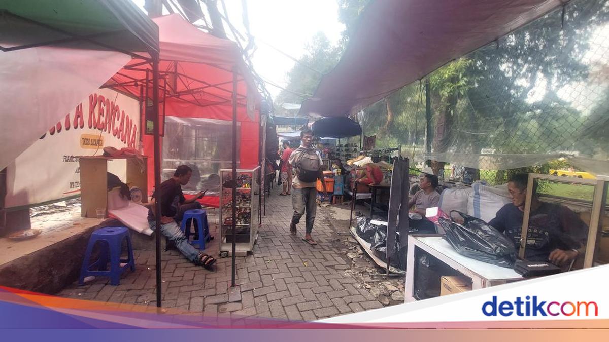 Puring Park was not restored after the fire department in July but traders still sell