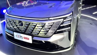 شانجان CS75 بلس 2026 الجديدة كلياً. من الجنب بتيجي بفتحة سقف بانورامية، وجنوط 19 إنش في فئة…