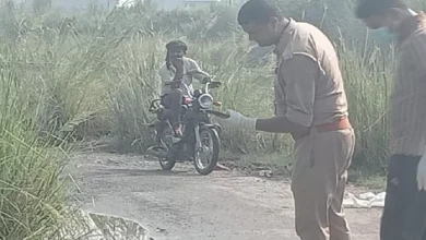 Dead body of a youth found in the floodwaters, the possibility of murder after the tongue came out – unidentified body found in the ganga police