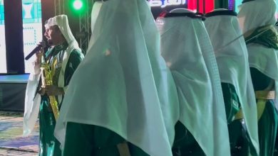 فيديو | محافظ الطائف يؤدي العرضة السعودية ضمن فعاليات احتفال أهالي الطائف بمناسبة اليوم الوطني…