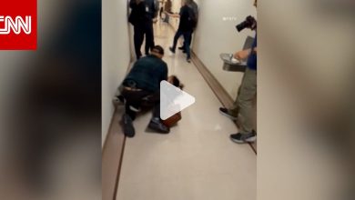 فيديو لشرطي أمريكي يطرح امرأة أرضًا داخل قاعة محكمة يثير ضجة.. شاهد ما حدث