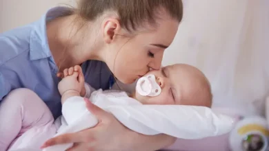 لماذا يجب أن تقبِّلي مولودك كثيراً في أيامه الأولى وخصوصاً من وجهه؟