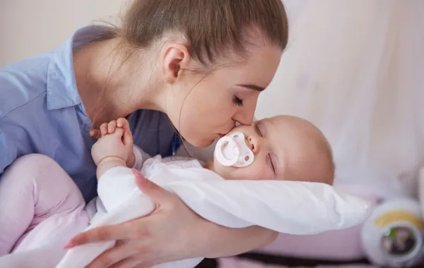 لماذا يجب أن تقبِّلي مولودك كثيراً في أيامه الأولى وخصوصاً من وجهه؟