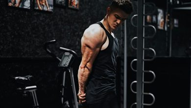 Why do you avoid tight clothes in the gym?