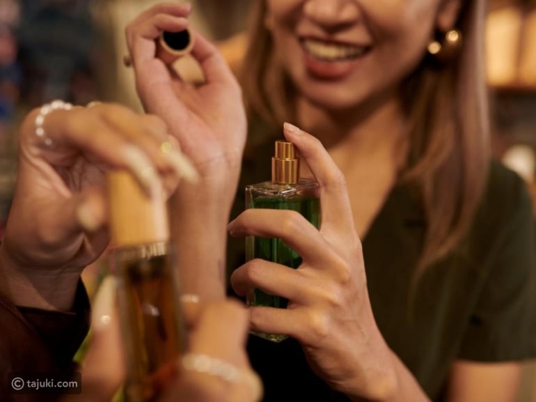 رش أكثر من عطر في نفس الوقت، هل هو مفيد؟