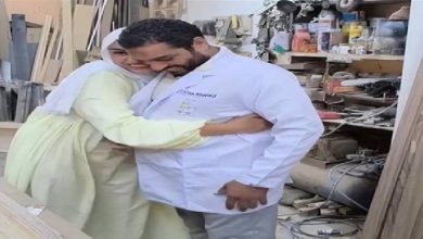 فتاة تكرم والدها ب«البالطو الأبيض».. وسط نشارة الخشب