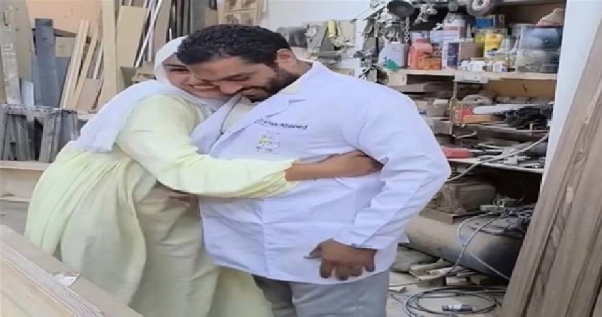 فتاة تكرم والدها ب«البالطو الأبيض».. وسط نشارة الخشب