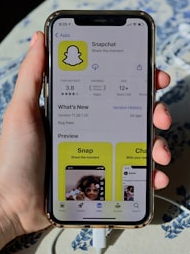 How many people all over the world love Snapchat?