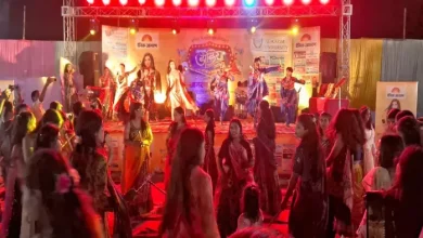 Dandiya Nights: Dandiya Night’s Young Women, Kirti Verma, dancing with dance, Dandiya Prompt, Dandiya Prompt, Dandiya Nights: Young Girls Dance on Nagin Dhun Dhun with the Bollywood Actress Criti Verma at Dainik Jagranik Dandiya Night Navratri -Celebratio