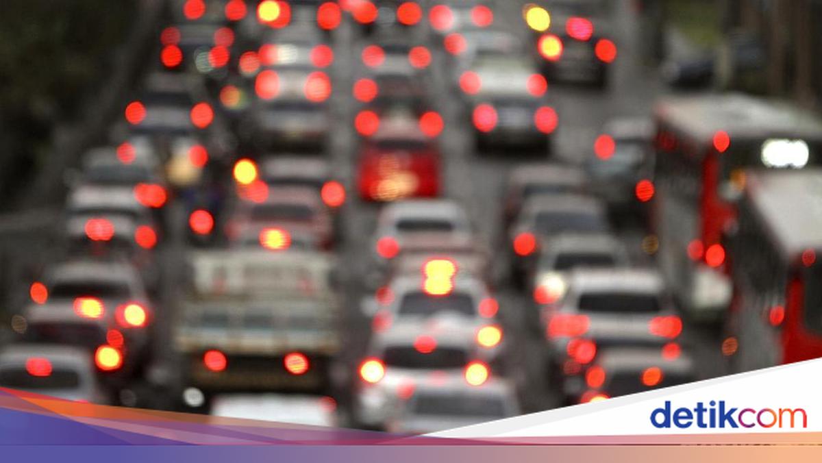 Traffic in a number of toll roads in the direction of Jakarta this is the point