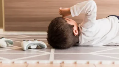 كيف تتعاملين مع طفلك المتمرد الذي يبكي أمام الغرباء؟