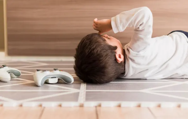 كيف تتعاملين مع طفلك المتمرد الذي يبكي أمام الغرباء؟