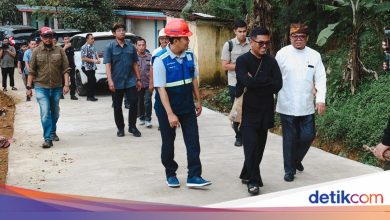 After being repaired, the road in Cilograng Banten is now smooth after 20 years of damage