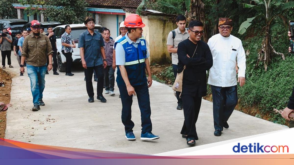 After being repaired, the road in Cilograng Banten is now smooth after 20 years of damage
