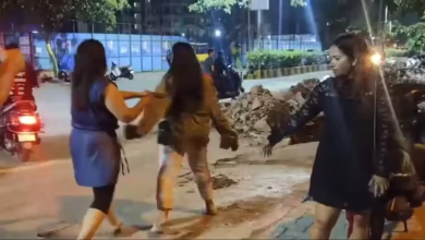 Drunk girls’ high voltage drama, police -uniform in front of the bar was carried incorrectly