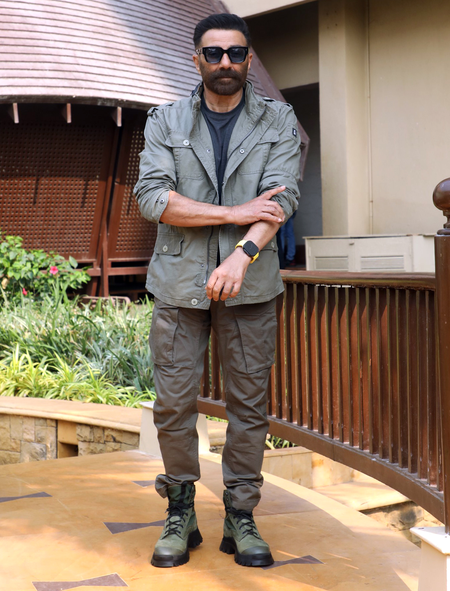 Sunny Deol came out to attend the wedding, shared a funny video while riding a car
