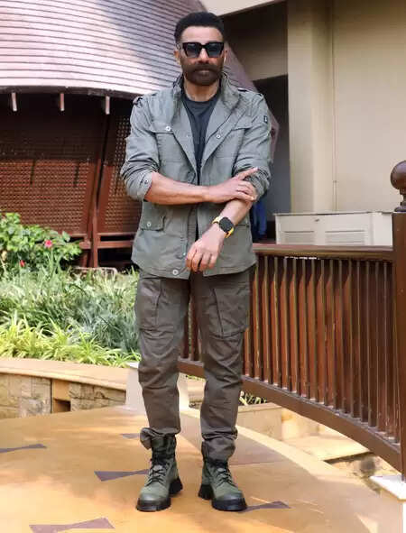 Sunny Deol came out to attend the wedding, shared a funny video while riding a car