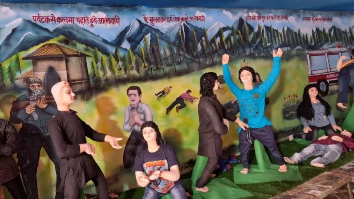 The Grand Durga Puja Pandal decorates about the theme ‘Operation Sindoor’ in Deoria, the crowd of the audience to see – Unique Durga Pandal Beeld Pahalgam attack operation Sindoor in Deoria out