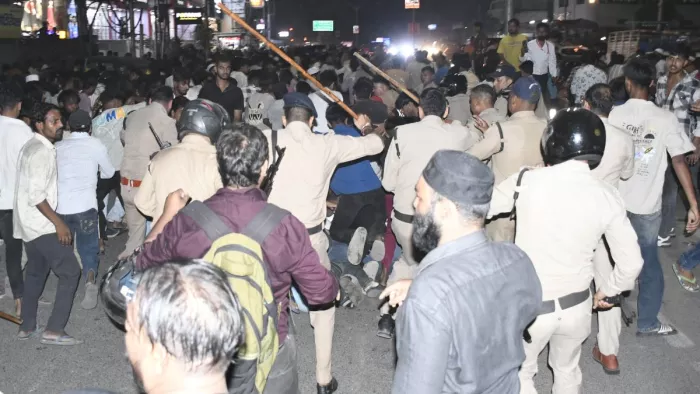 Dehradun: Feeled remarks on posts on social media, Mob created a rukus in the outpost; Police had to do Lathicharge – protest broke out after the use of police on social media to the police