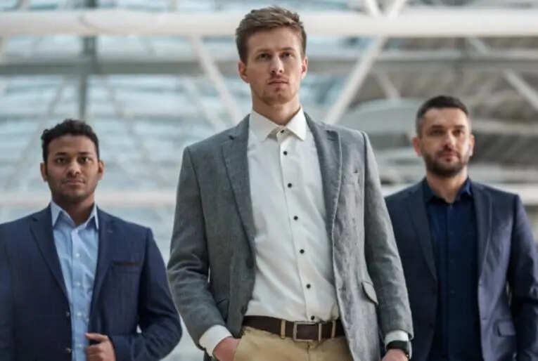 In this 3 -minute video, who knows in a professional environment, effective ways to become confident, know how to make a high place in career and team