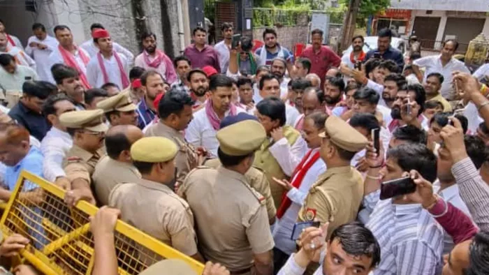 SP MP Ramjilal Suman Under House Arres: Agra Police has set blocked on the way to home, support of support
