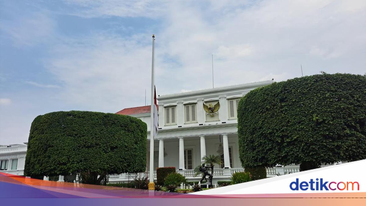 In commemoration of the G30s, Palace flays half a pole flag
