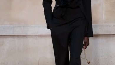 في أسبوع باريس للموضة 2026، قدم المصمم بورج أكيول مجموعته لربيع وصيف 2026، مزج فيها الحداثة…