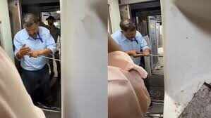Toilet door closed for six hours in the train, staff suit gate, video -viral