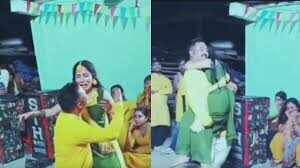 At the wedding, the father danced by lifting the daughter in her lap, and the daughter was seen crying and crying, viral video made people emotional