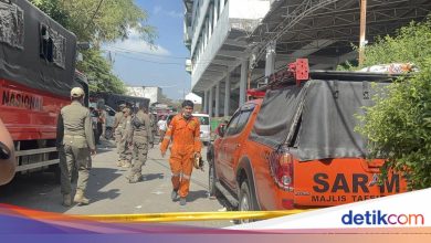 SAR SAR team detection of 6 people in the ruins of Sidoarjo Ponpes, food sent